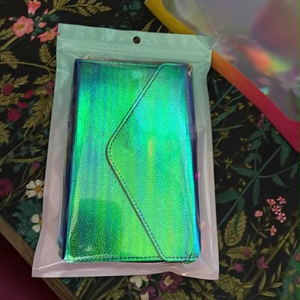 Pengems Jet Set Wristlet Global Iridescent Green